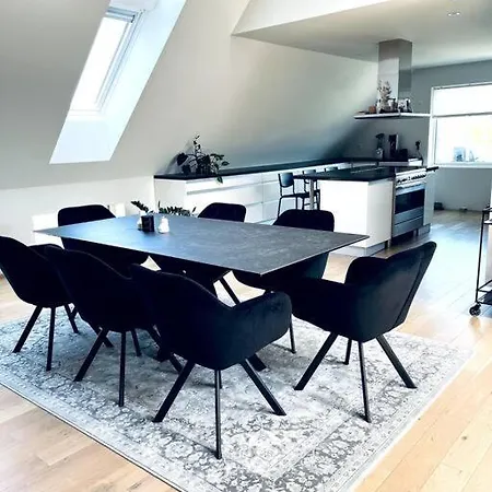 Moderne Leilighet, 175 Kvm! Apartamento